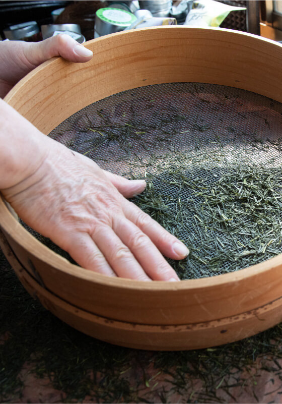 お茶の葉からお茶を抽出している写真