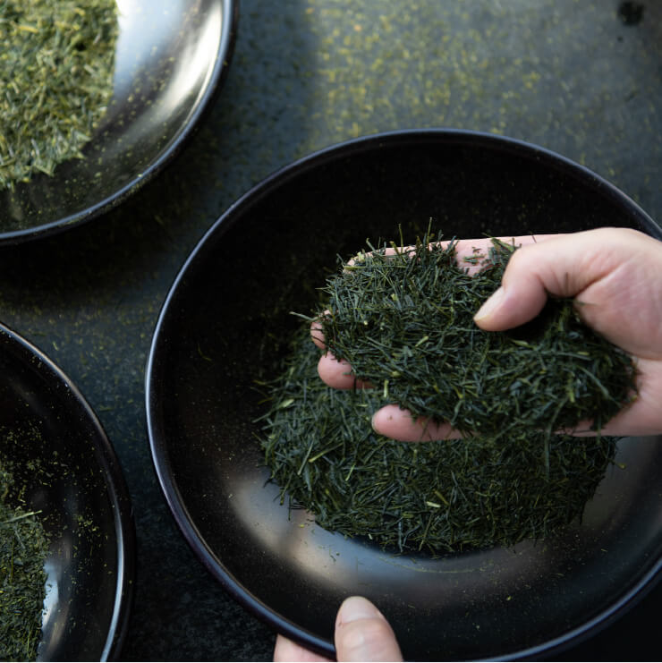 茶葉を手にとって組み合わせを確かめている写真